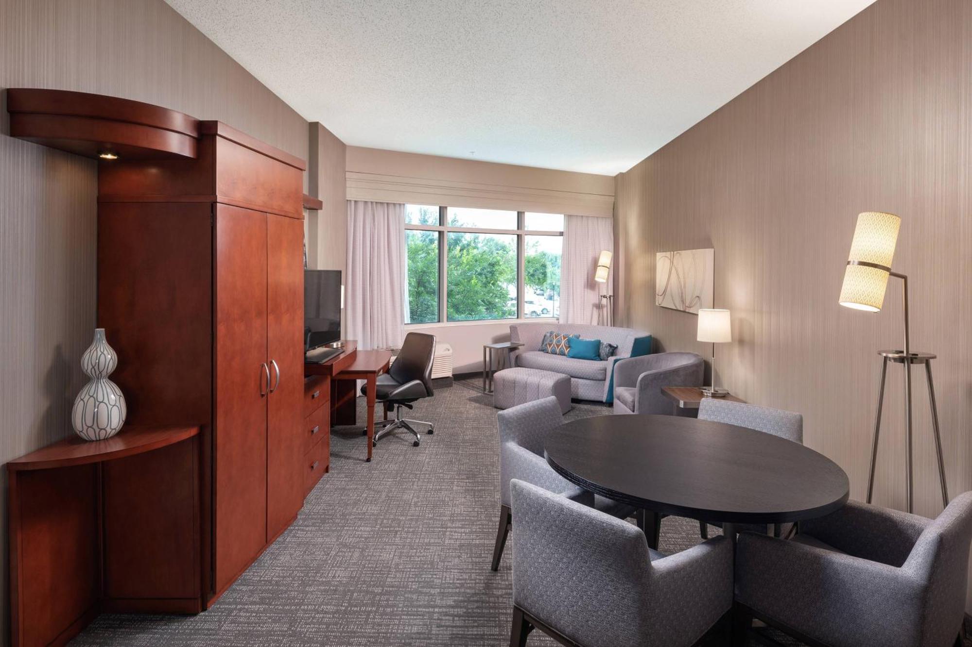 Courtyard By Marriott Greenville Downtown Exterior photo